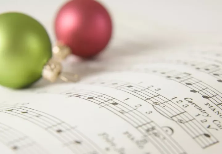 "El panameño común, de a pie, vive la Navidad con los temas de salsa que nunca van a morir, que son clásicos", coincide Félix García, conocido como DJ Mckoy.