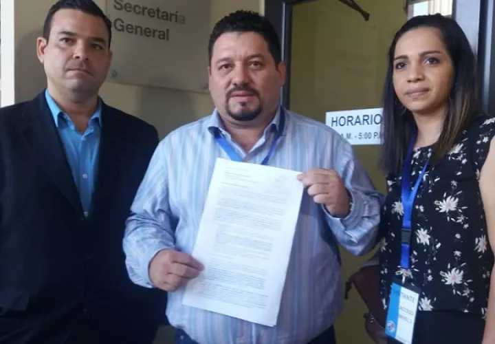 Samid Sandoval resultó electo el pasado 5 de mayo por el cargo de alcalde de Santiago y diputado del 9-1.