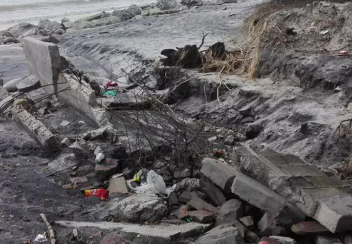 Cuando varios muros han sido destruidos por los oleajes, a la fecha, los propietarios de las viviendas afectadas, no se han recibido solicitudes de permisos de construcción, Foto/Eric Montenegro