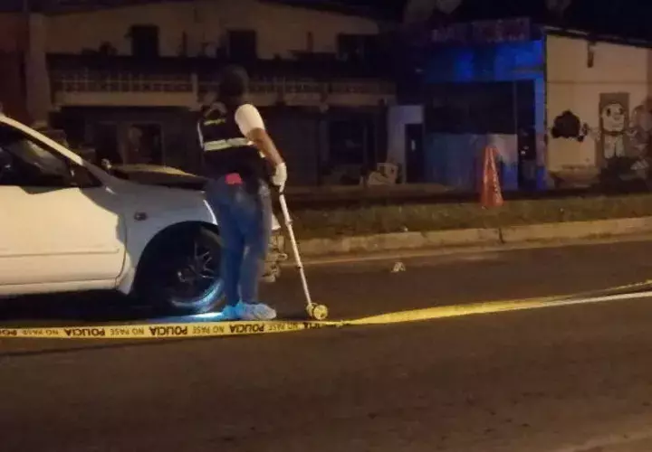 En el sitio del accidente en San Carlos quedaron dispersos los paquetes con las compras.  