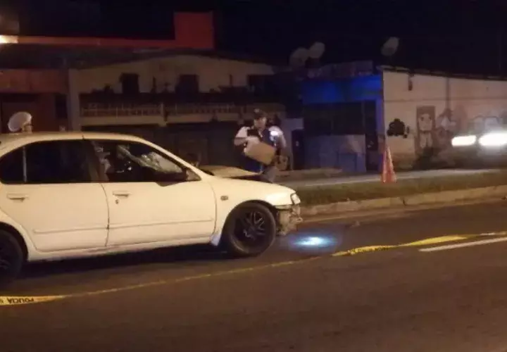 En este accidente registrado en San Carlos se encuentra involucrado un auto Sedán de color blanco.