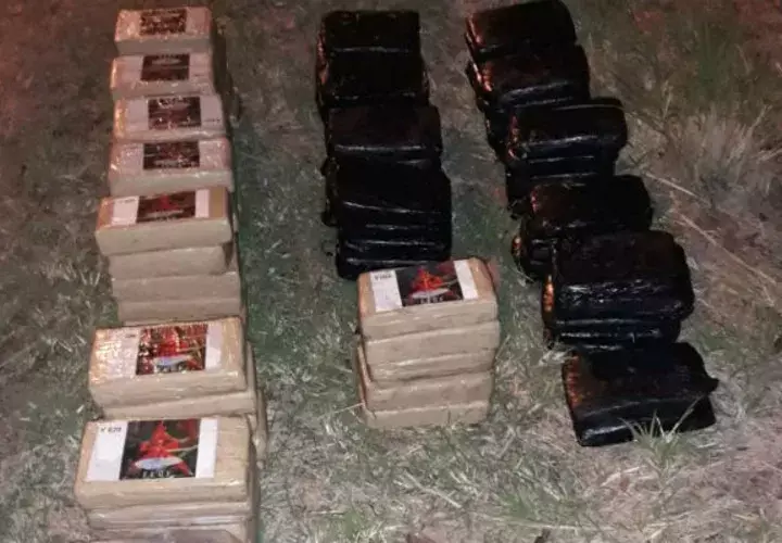 La sustancia ilícita, incautada durante la noche del sábado, estaba oculta en un predio baldío.
