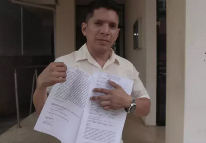 Domínguez al interponer ayer la denuncia. Víctor Arosemana