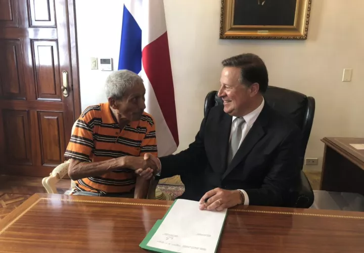 El presidente Juan Carlos Varela sancionó este viernes el proyecto que crea el bono de 100 dólares para los jubilados.