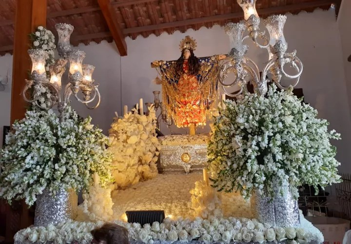 Los peregrinos continuaban llegando, para apreciar el anda con la imagen de la Virgen y Mártir, hermosamente adornada con flores blancas, que recibió a los peregrinos en la entrada del templo. Foto/Thays Domínguez