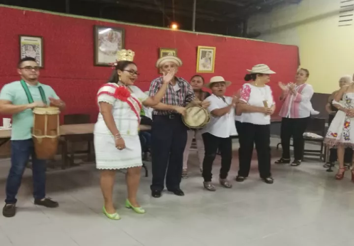 El tradicional tamborito es parte de las actividades que desarrollan los santeños residente en San Miguelito.