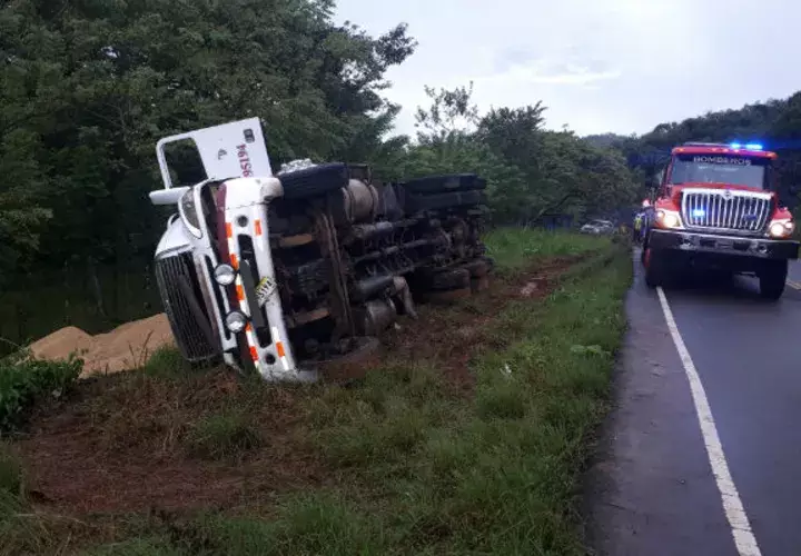 Cuando ocurrió el vuelco del articulado en Santiago estaba cayendo un fuerte aguacero en el sector. 