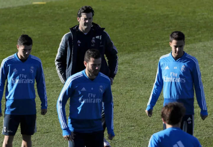 Santiago Solari observa el entrenamiento del Real Madrid. Foto EFE
