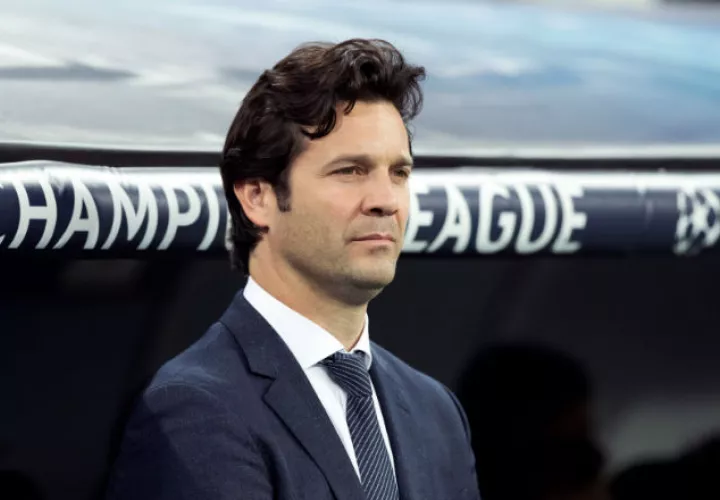 El argentino Santiago Solari ya habría sido informado que deja de ser técnico del Real Madrid. Foto EFE
