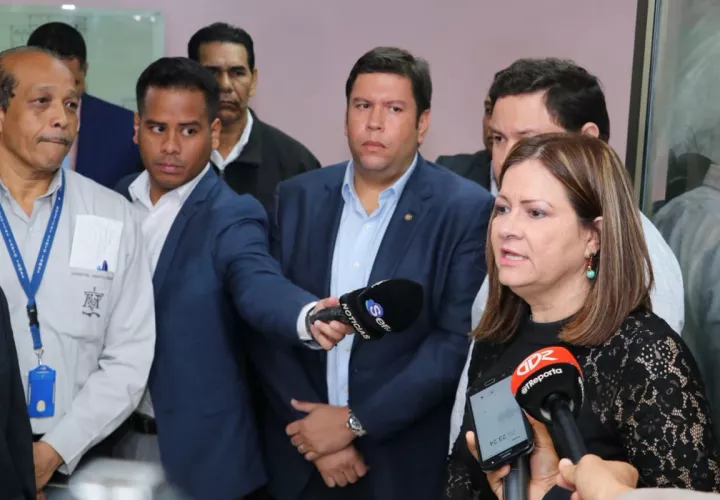Rosario Turner, ministra de Salud se reunión con funcionarios del hospital Santo Tomás. 