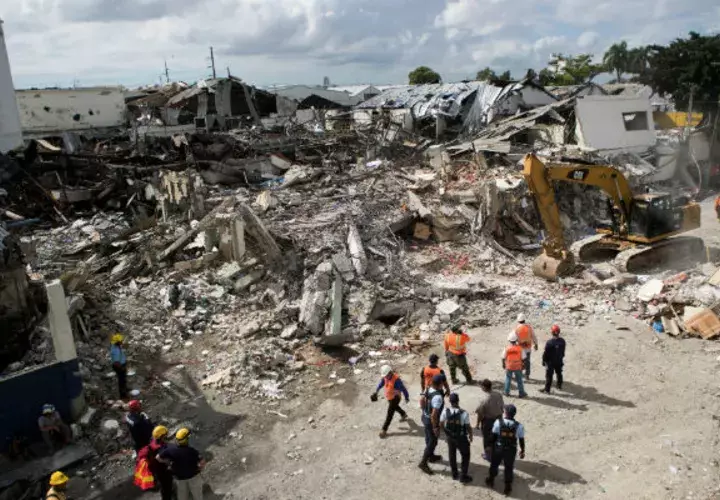 Unidades de búsqueda y rescate trataban de ubicar otras posibles víctimas en Santo Domingo. EFE