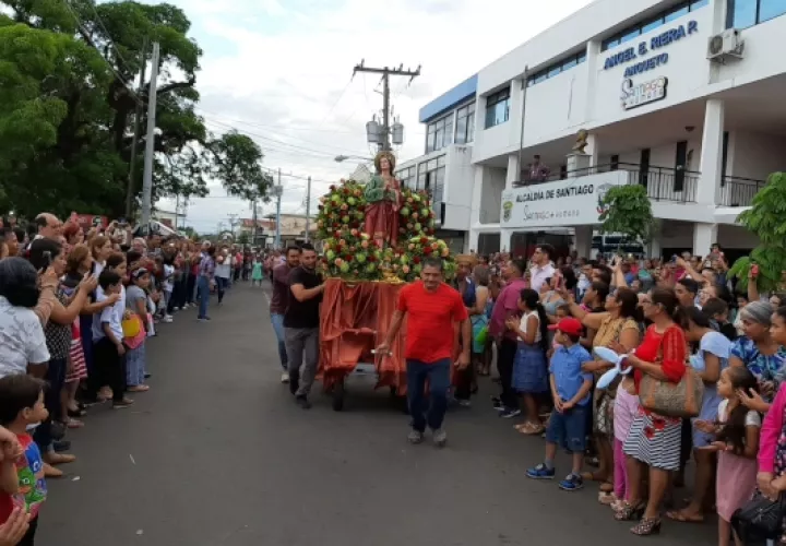 Esta carrera de los santos también la están haciendo ahora en otros sectores como parte de los actos religiosos de la Semana Santa. Foto Melquiades Vásquez