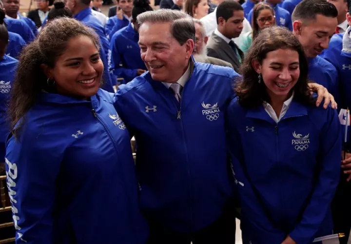 Emily Santos (dcha.)  en la ceremonia de abanderamiento.