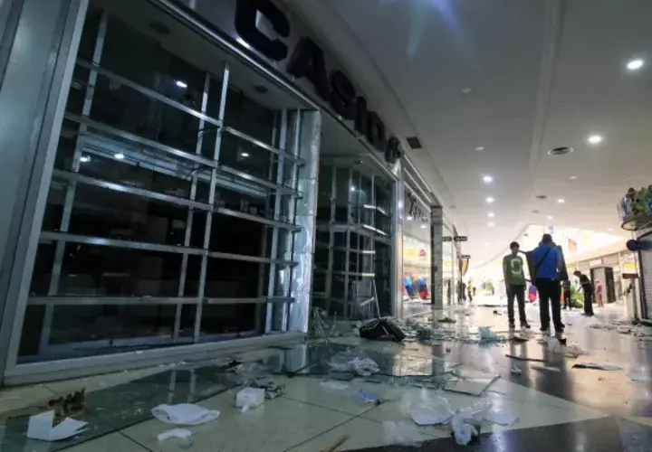 Decenas de comercios ubicados en la ciudad de Maracaibo, capital del estado venezolano de Zulia, fueron saqueados en las últimas horas en medio de la crisis eléctrica que tiene a esta región rica en petróleo sin luz desde hace cinco días. FOTO/EFE