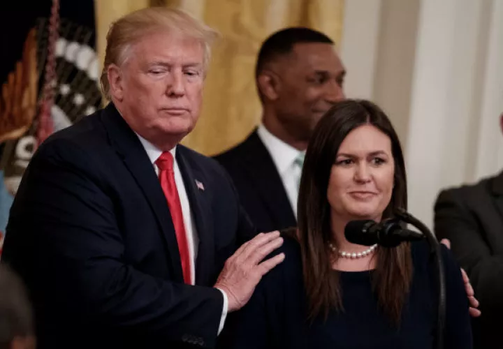 Sarah Huckabee Sanders (der), al renunciar como exportavoz de la Casa Blanca. Foto: Archivo/Ilustrativa. 