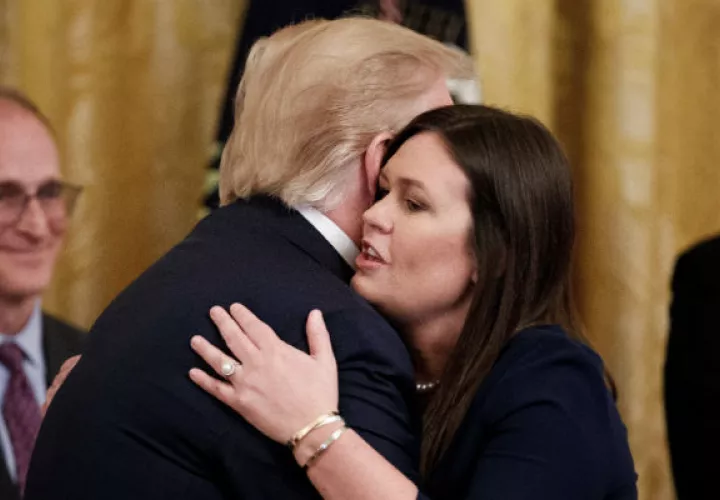 El presidente Trump (i), abraza a Sarah Huckabee Sanders (d) luego de anunciar que ella dejará su cargo de portavoz de la Casa Blanca a final de junio. Foto: EFE.