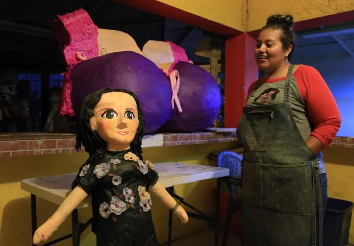 La artesana Silvia Sánchez junto a la piñata de Sarita. Foto: EFE