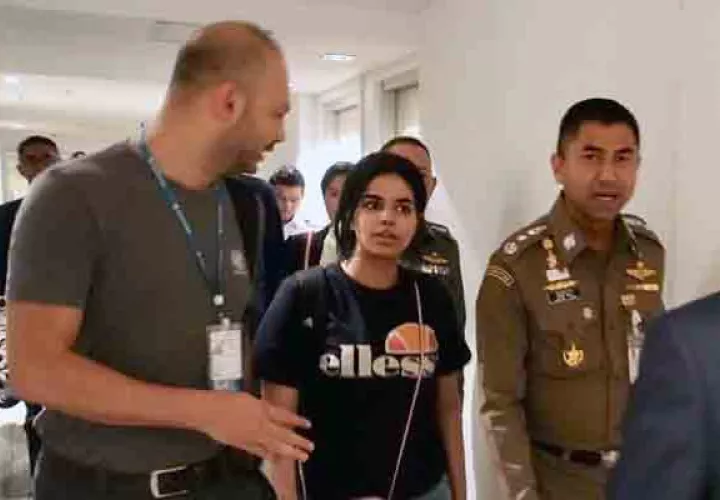 La joven saudí, Rahaf Mohammed Al-Qunun (c), conversa con el jefe de la policía de inmigración de Tailandia, Surachet Hakparn (d), antes de abandonar el aeropuerto Suvarnabhumi en Tailandia. FOTO/EFE