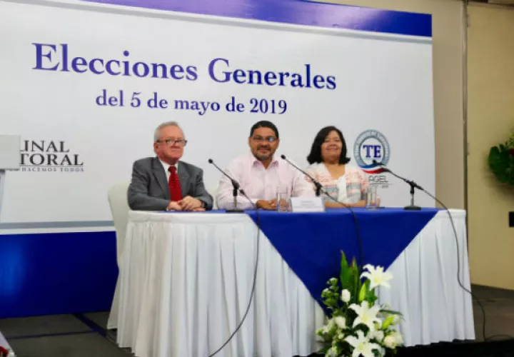 Los observadores internacionales atendieron al candidato presidencial Saúl Méndez.