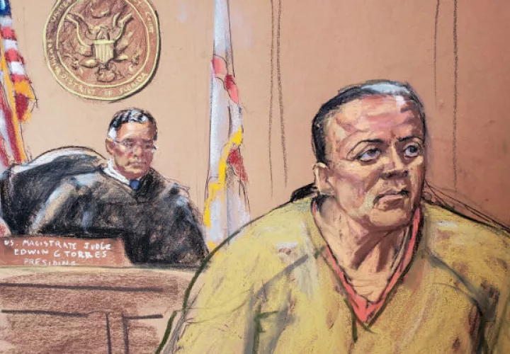 Reproducción fotográfica de un dibujo realizado por la artista Jane Rosenberg donde aparece Cesar Sayoc (delante). EFE