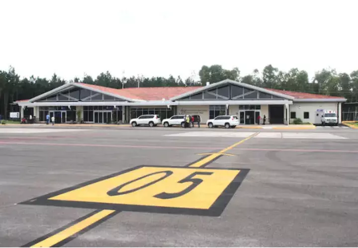 Las oficinas de comercios, mostradores y oficinas de líneas aéreas tendrán que pagar un canon mínimo mensual de $20 por metro cuadrado (m2). 