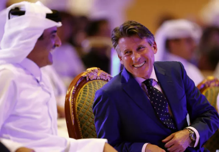 Sebastian Coe, presidente de la IAAF, conversa con el emir de Catar, Sheikh Tamim bin Hamad. Foto AP