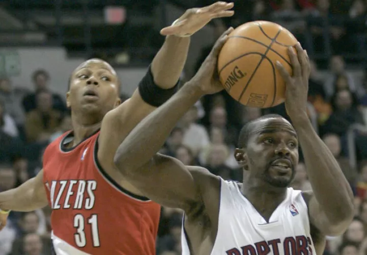 Sebastian Telfair (izq) durante su época de jugador en la NBA. Foto AP