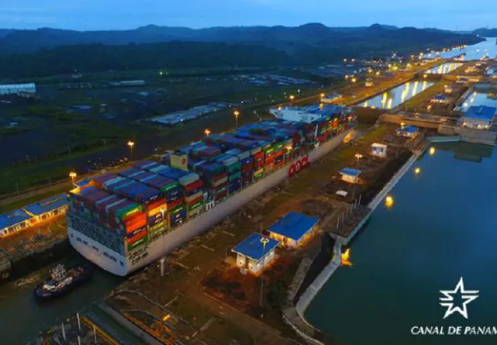 Más del 50% de los buques que transitan por el Canal de Panamá son portacontenedores. Foto: Canal de Panamá