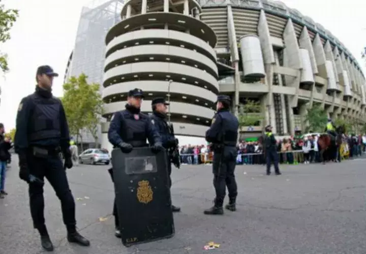 Agentes de seguridad cerca del Estadio Santiago Bernabéu, sede de la final de la Copa Libertadores. Foto EFE
