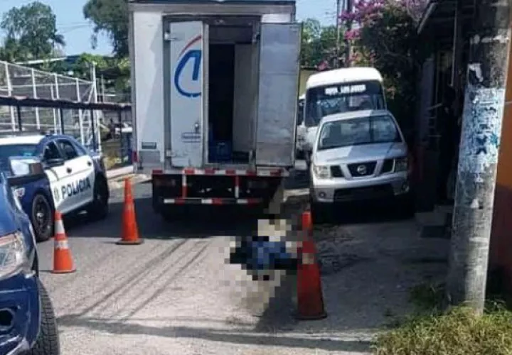El cuerpo de la víctima quedó tendido en el suelo.