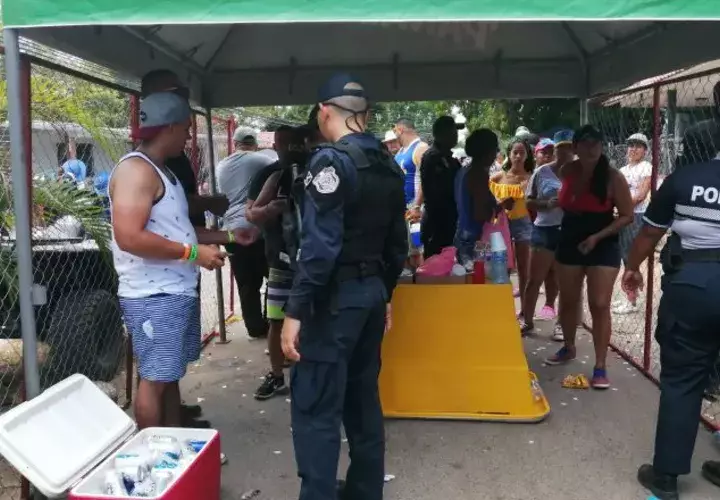 Se mantienen fuertes controles de acceso a las actividades festivas. Eric Montenegro