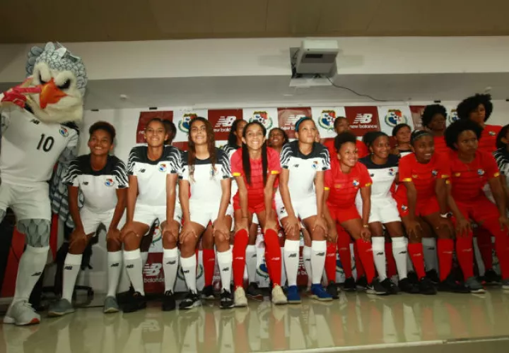 Jugadoras de la selección lucen  la nueva prenda deportiva. Foto Anayansi Gamez
