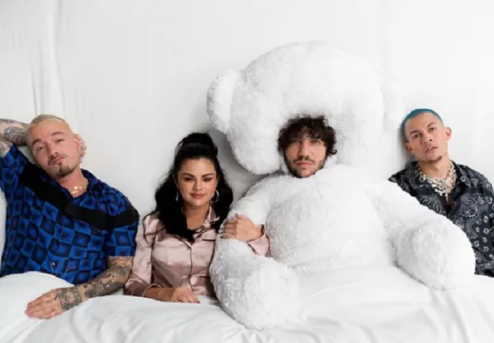 Publicación de J Balvin junto a Selena Gomez y los productores. Foto: Instagram