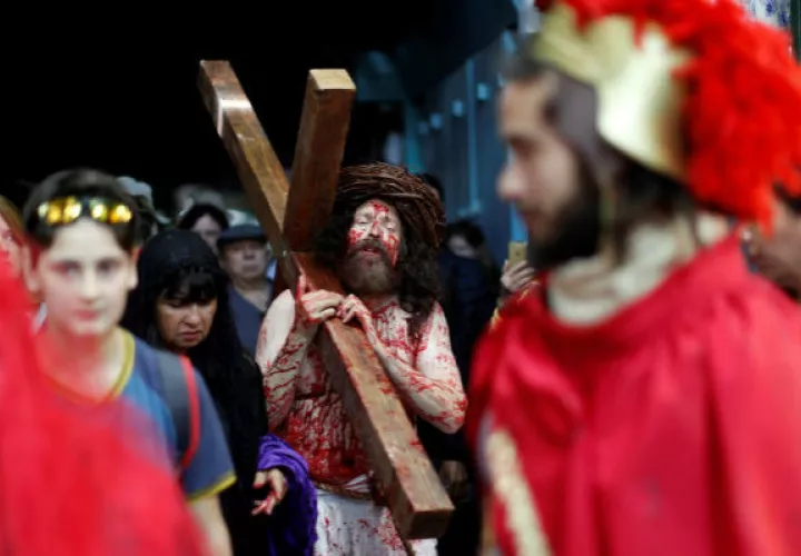 Como cada año, la procesión, encabezada por monjes de la Orden franciscana que custodian los lugares sagrados de Tierra Santa desde el siglo XIII, comenzó con solemnidad.