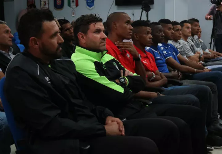 Jugadores de Costa del Este,Árabe Unido, Sanfra y Tauro en el sorteo de semifinales. Foto:LPF