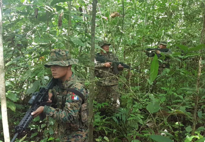 El campamento de las Farc en Darién estaba deshabitado, pero se encontró material para minas antipersonales. Foto: Senafront.