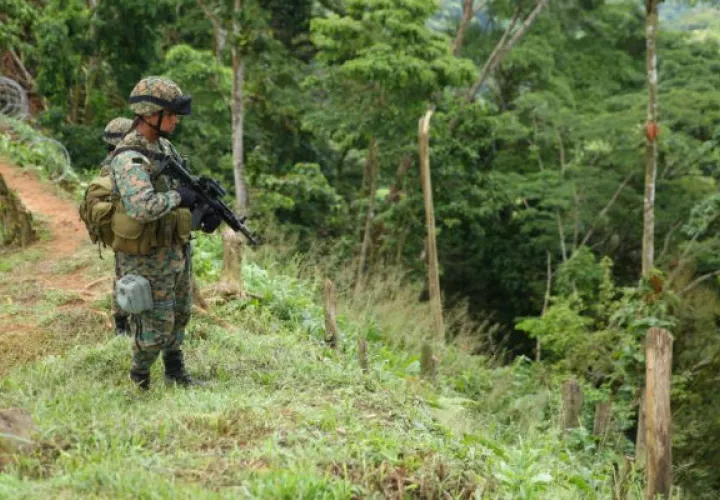 Un muerto, fusiles decomisados y un detenido en enfrentamientos en Darién. Foto: Senafront.