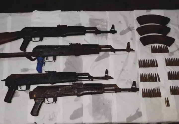 Las autoridades han iniciado las investigaciones para dar con él o los dueños de estas armas. Foto/Diómedes Sánchez