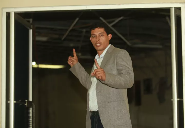 Eduardo Frías  muestra los primeros trabajos que se hacen en el local que tendrá la fundación en el Rod Carew. Foto Anayansi Gamez
