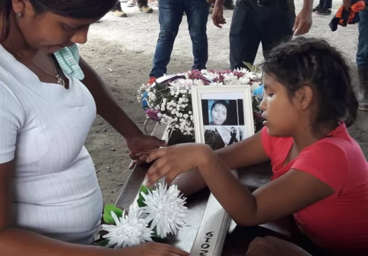 La joven madre dejó en la orfandad seis hijos de 20, 17,14,10,9 y 5 años, quienes aún guardaban la esperanza de que su madre se recuperara y saliera de la Sala de Cuidados Intensivos del Hospital Regional en David, pero, "falleció sin poder despedirse de ellos", dijeron los familiares. foto/Mayra Madrid