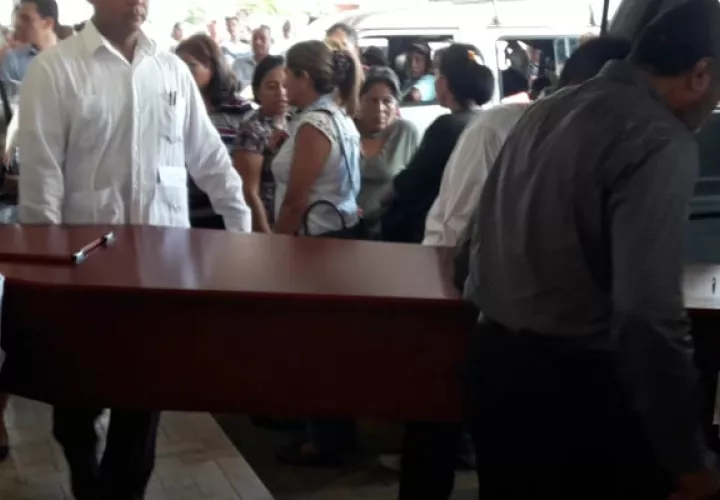 Familiares y amigos despidieron a Mirka Miranda y Abner Atencio, quienes fallecieron en un accidente de tránsito. foto/Mayra Madrid
