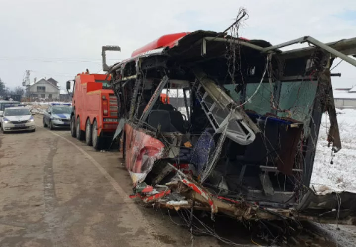 Vista del autobús, en el cruce de vías férreas en la localidad de Donje Medjurovo, Serbia. EFE