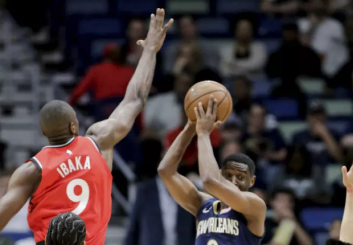 Serge Ibaka intenta tapar el tiro de Ian Clark (2) . Foto AP