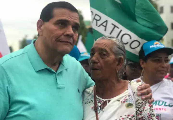 Sergio "Chello" Gálvez, candidato a la vicealcaldía recorrió el sector de Curundú junto a un grupo de simpatizantes.