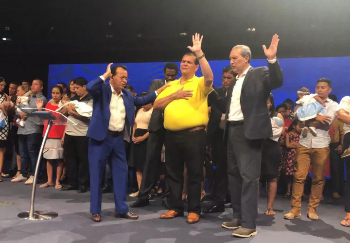 De la mano de Dios Sergio "Chello" Gálvez busca ganar la alcaldía el 5 de mayo. Foto: Cortesía.