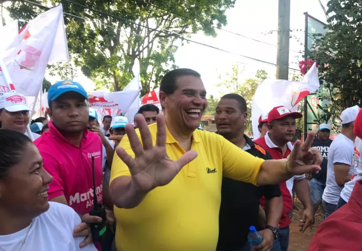 De la mano de Dios Sergio "Chello" Gálvez busca ganar la alcaldía el 5 de mayo. Foto: Cortesía.