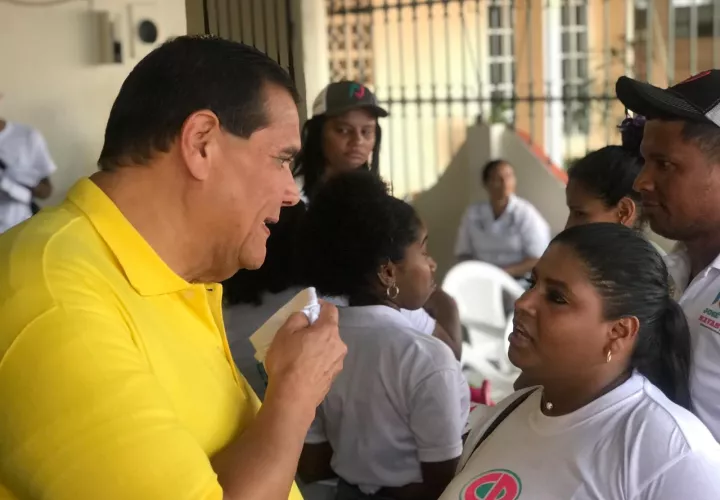 De la mano de Dios Sergio "Chello" Gálvez busca ganar la alcaldía el 5 de mayo. Foto: Cortesía.