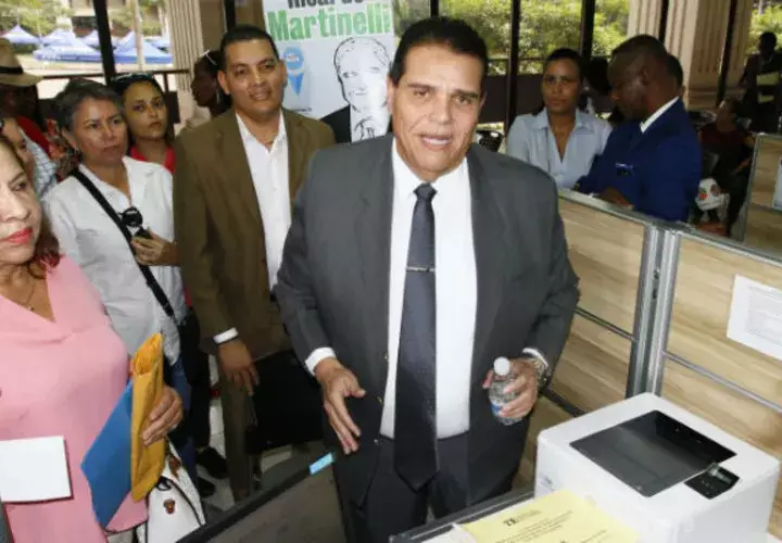 Sergio Gálvez prometió que seguirá buscando más firmas, aunque espera el respaldo de CD.  Edwards Santos