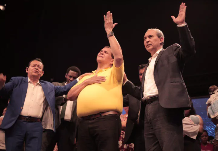 De la mano de Dios Sergio "Chello" Gálvez busca ganar la alcaldía el 5 de mayo. Foto: Cortesía.
