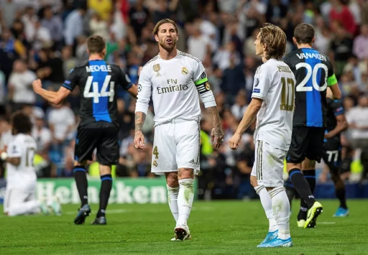 Sergio Ramos y Luka Modric muestran sus molestias por  el empate ante Brujas. Foto:EFE